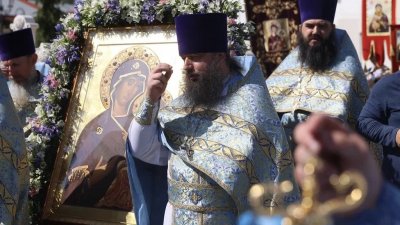 Тысячи верующих пришли поклониться чудесной иконе на Урале (ФОТО)