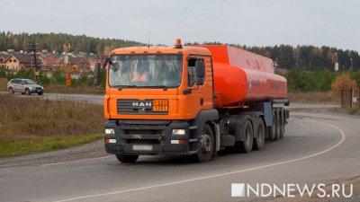 В Казахстане опрокинулся грузовик с серной кислотой