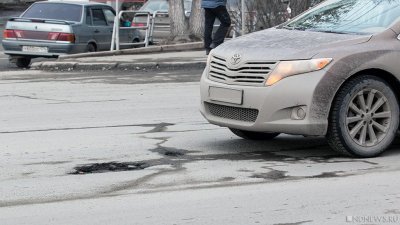 Челябинки не поделили дорогу: в центре города после аварии Toyota вылетела в траншею