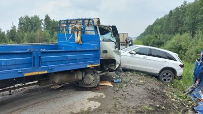 На Серовском тракте столкнулись 4 машины. Погиб один пешеход, двое пострадали (ФОТО)