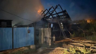 В Талице пожарный вытащил двух человек из горящего дома