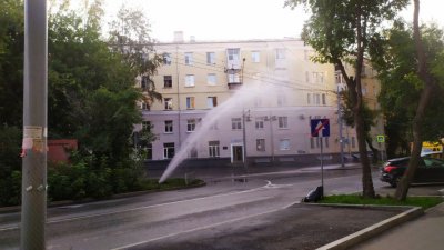 В центре Екатеринбурга из-под земли вырвался столб воды (ФОТО)