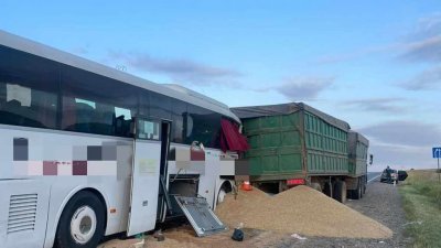 В Ставрополье рейсовый автобус врезался в грузовик, есть раненые