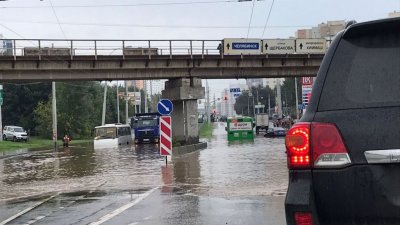 Улицу Щербакова затопило. ГИБДД временно перекрыла дорогу (ФОТО)