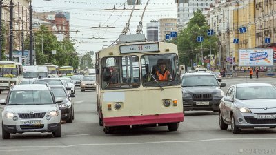 В центре Челябинска загорелся троллейбус с пассажирами