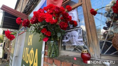 После похорон Пригожина екатеринбуржцы несут цветы к стихийному мемориалу (ФОТО)