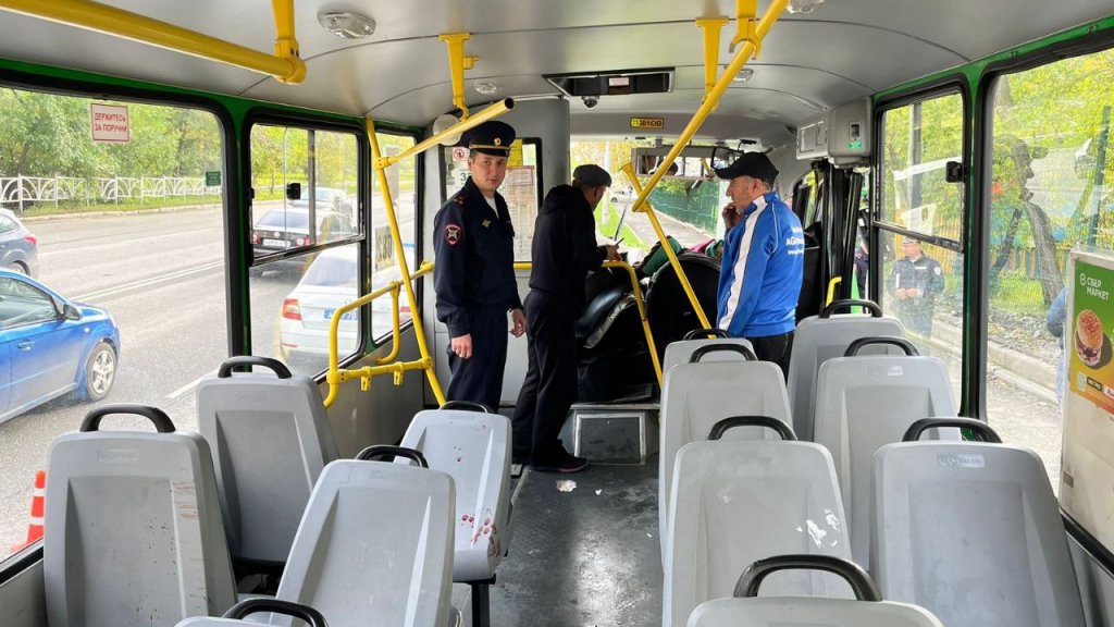В Екатеринбург автобус въехал в столб: 11 пассажиров госпитализированы (ФОТО)