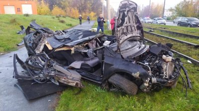 Жуткое ДТП в Екатеринбурге: машина врезалась в столб и перевернулась (ФОТО)