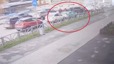 В Екатеринбурге посреди дороги трое напали на водителя и разбили машину (ФОТО)