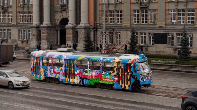 По Екатеринбургу начал ходить арт-трамвай с изображениями Шигирского идола и майонеза (ФОТО)