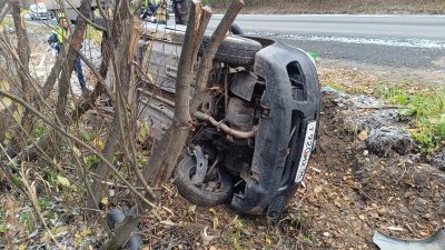 В Свердловской области нетрезвая автоледи уснула в опрокинутом автомобиле