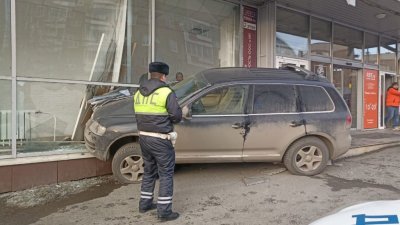 В Первоуральске пенсионерка за рулем иномарки врезалась в витрину магазина (ФОТО)