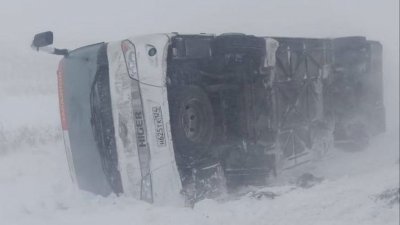 В Красноярском крае сильный ветер опрокинул на трассе автобус с пассажирами