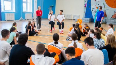 Баскетболистки УГМК провели мастер-класс для уральских школьников
