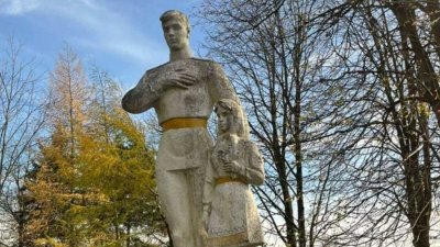Староста села на Украине взобрался на памятник советскому солдату и не дал его снести