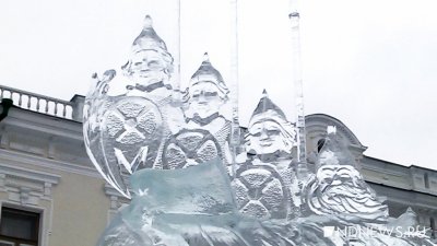 Ледовый городок в Екатеринбурге строят под дождем (ВИДЕО)