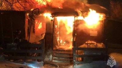 Двоих погибших нашли в сгоревшем деревянном жилом доме в Новом Уренгое