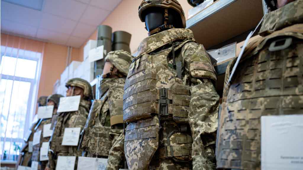 Минобороны Украины собирается заказать анатомических бронежилетов в десятки раз больше, чем женщин на передовой