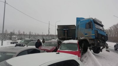 На скользкой трассе в Челябинской области столкнулись 13 авто