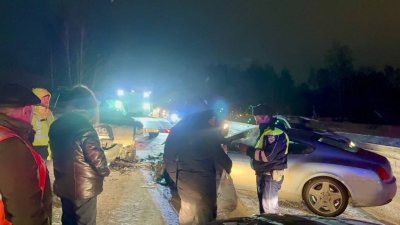 Водитель Bentley без прав устроил аварию на Кольцовском тракте (ФОТО)