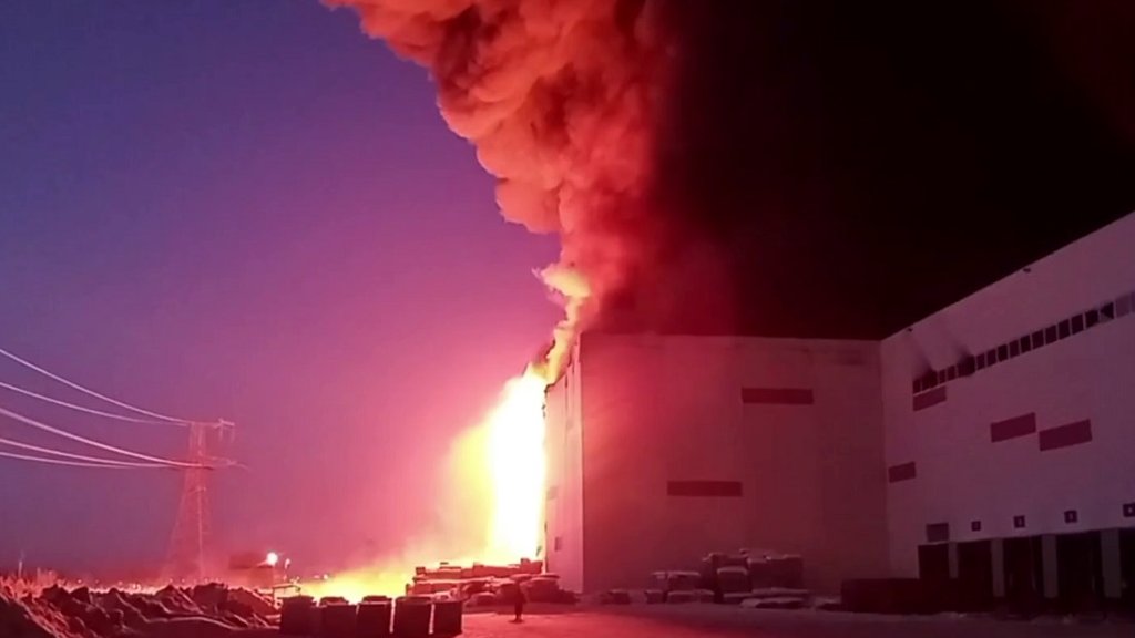 Пожар на петербургском складе Wildberries разросся до 50 000 кв. м