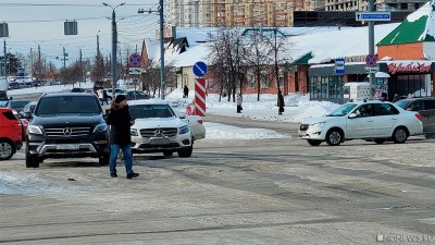 В центре Челябинске «Мерседесы» заблокировали движение трамваев