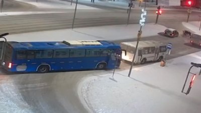 В Первоуральске автобус остановился в неположенном месте, из-за чего ребенок в мороз не смог уехать домой