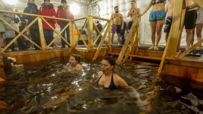 В Екатеринбурге проходят Крещенские купания (ФОТО)