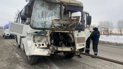 В Первоуральске грузовик протаранил автобус (ФОТО)