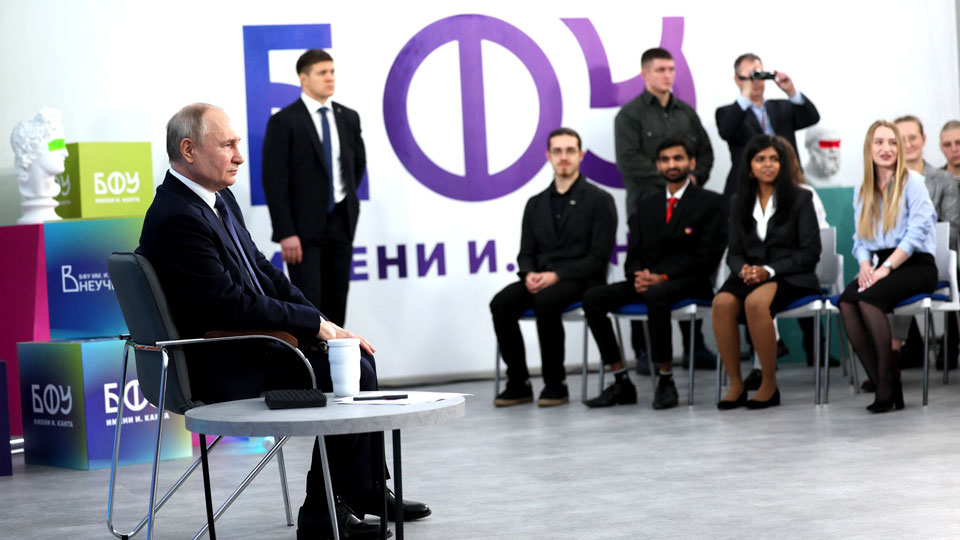 Путин объявил о повышении президентской и правительственной стипендий