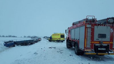 В массовом ДТП на трассе в Оренбуржье погибли и пострадали 9 человек