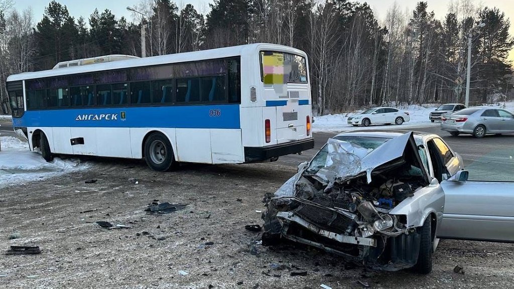 Четыре человека пострадали в ДТП с автобусом в Ангарске