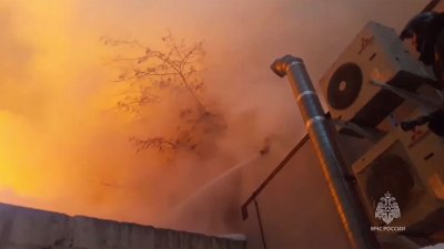 МЧС: пожарные не допустили перехода огня на здание «Известия холл»
