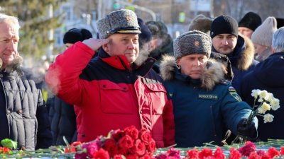 В Екатеринбурге возложили цветы к «Черному тюльпану» в честь 35-летия вывода советских войск из Афганистана (ФОТО)
