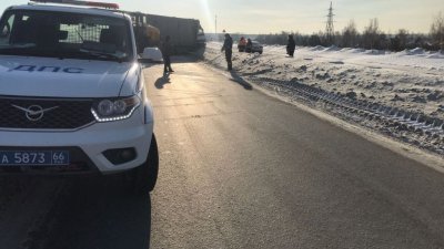 На тюменской трассе столкнулись два грузовика. Движение частично перекрыто (ФОТО)