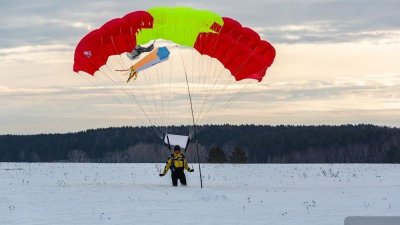 Пожарные Уральской авиабазы 750 раз прыгнули с высоты 1000 метров (ФОТО)