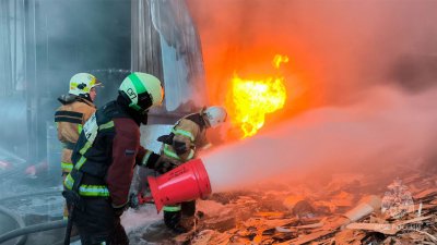 Крупный пожар произошел на деревообрабатывающем заводе в Великом Новгороде