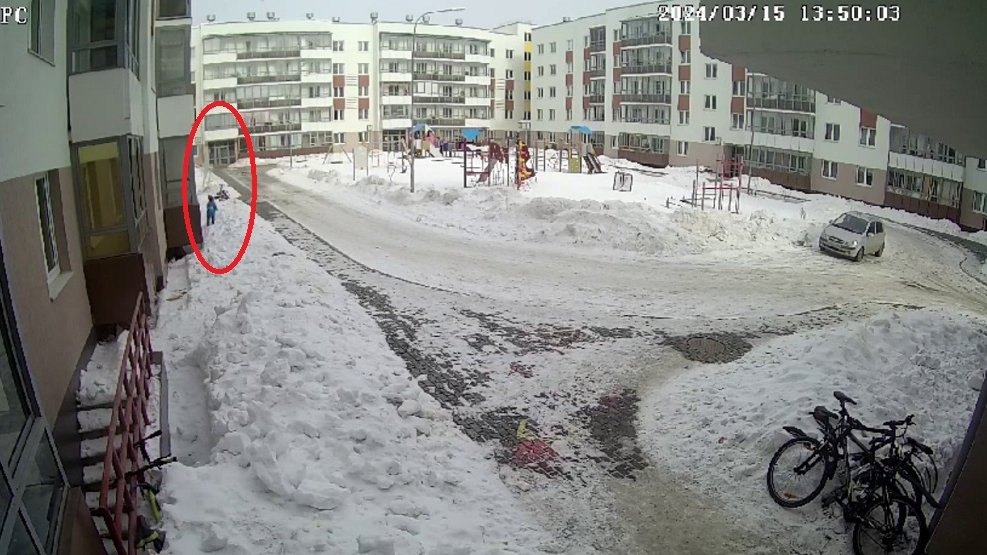 В Екатеринбурге глыба льда упала на 3-летнего ребенка