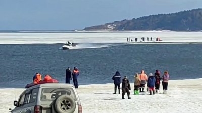 На Сахалине 20 рыбаков более часа дрейфовали на льдине
