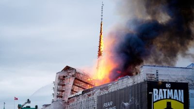 В центре Копенгагена сгорела фондовая биржа – ее знаменитый шпиль рухнул