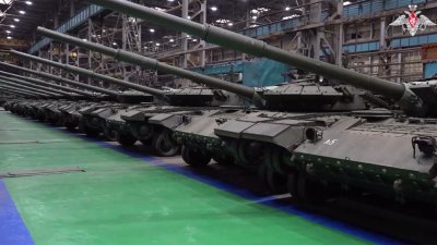 Шойгу проинспектировал выпуск танков и «Солнцепеков»