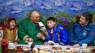 Семью оленеводов с 50-летием брака поздравили Путин, Лукашенко и космонавты