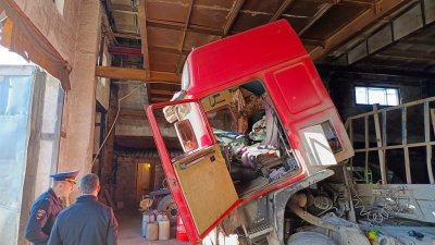 В Тагиле грузовик задавил водителя в гараже во время ремонта (ФОТО)