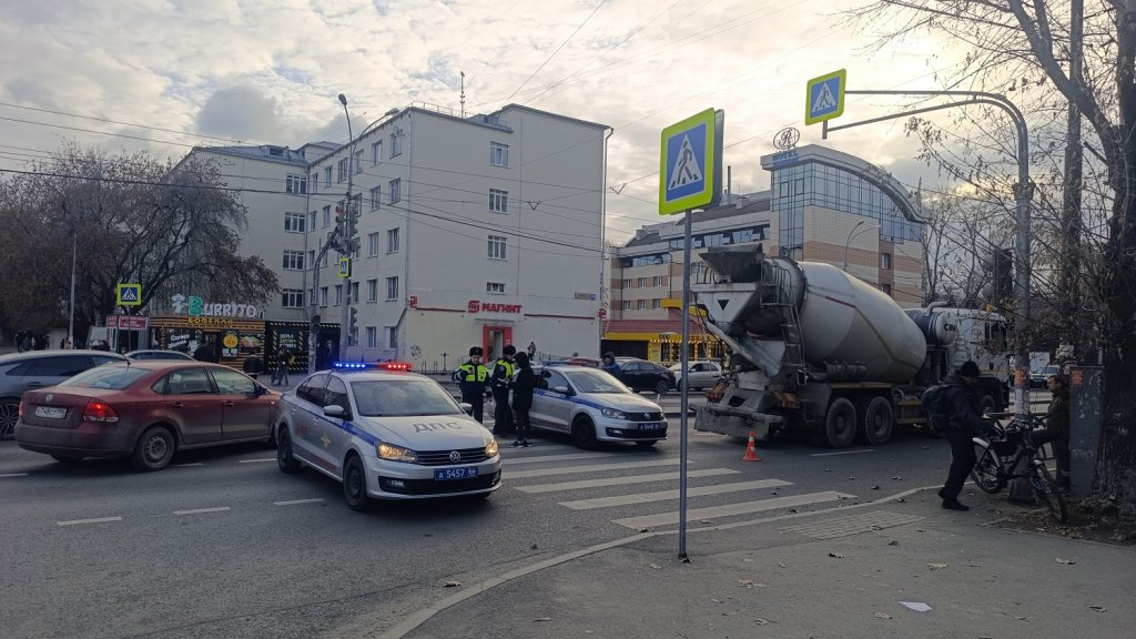 В Екатеринбурге бетономешалка насмерть сбила парня на электровелосипеде (ФОТО)
