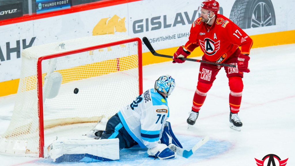 «Автомобилист» разгромил «Сибирь» на домашней арене