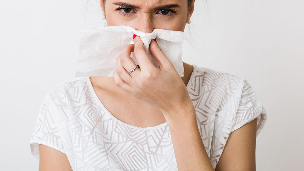 Не только слабые сосуды: эксперт объяснил, почему нельзя игнорировать кровь из носа