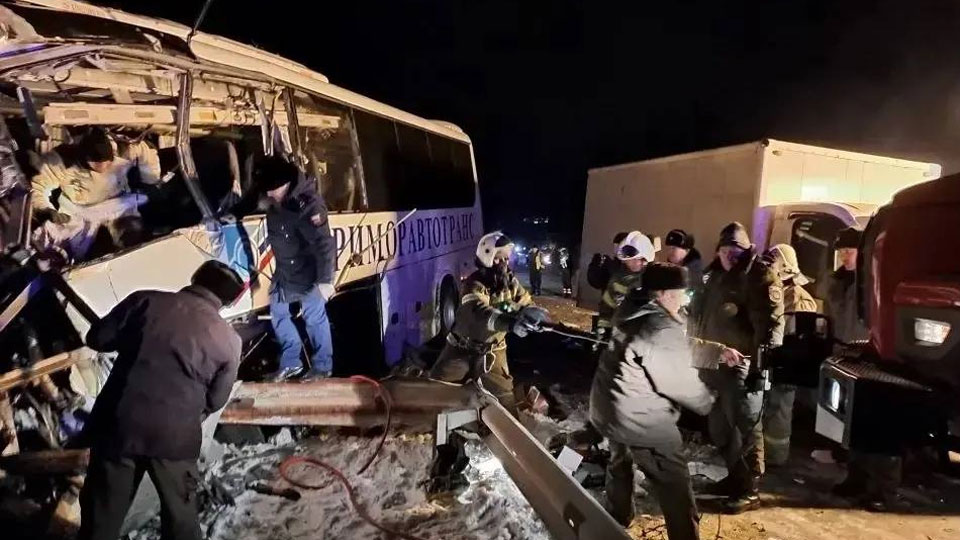 Пассажирский автобус попал в ДТП в Приморье: 3 человека погибли, 8 травмированы