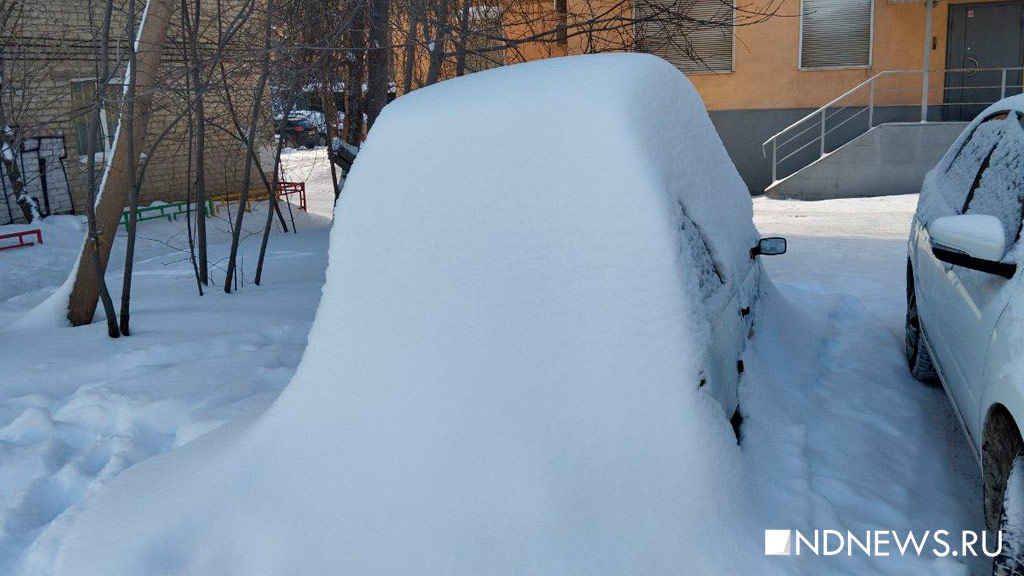 Екатеринбуржцам предлагают откопать машины из-под снега за деньги (ФОТО)