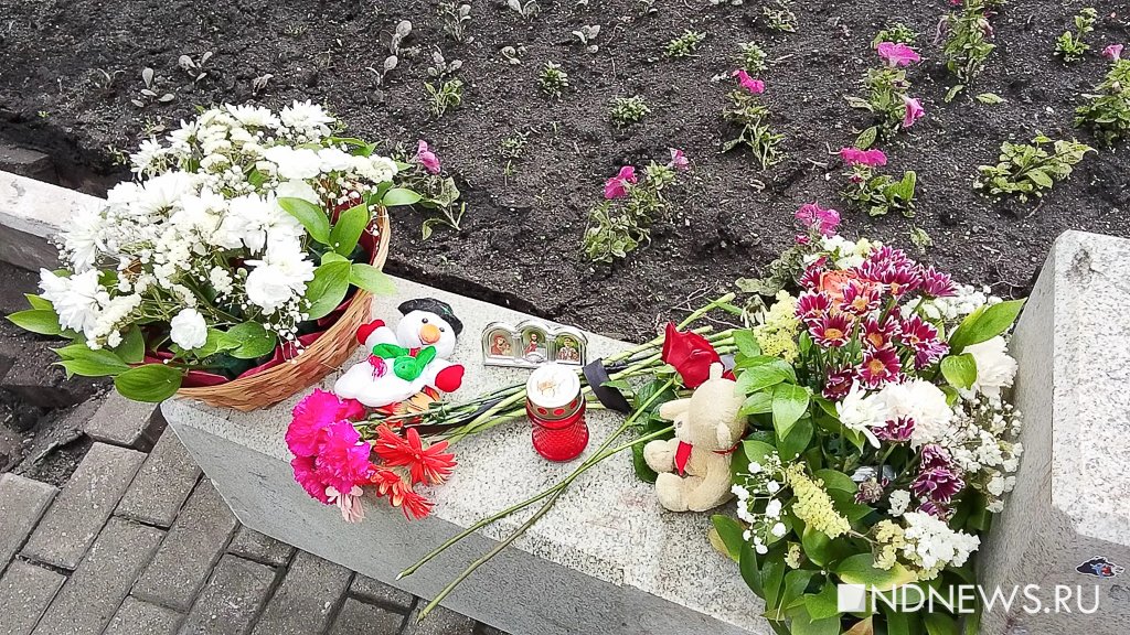 К месту страшного ДТП у храма Большой Златоуст несут цветы и свечи (ФОТО) К месту страшного ДТП у храма Большой Златоуст несут цветы и свечи (ФОТО)