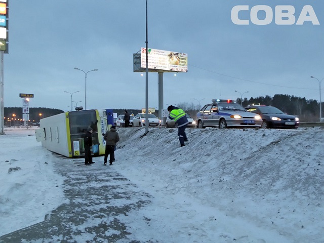 Новый Регион: В Екатеринбурге около Меги перевернулся автобус с пассажирами (ФОТО)